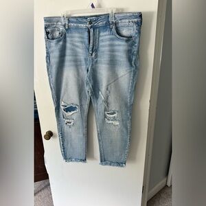 KanCan capri’s light wash